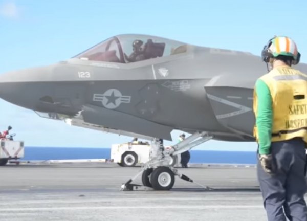 YouTube ВИДЕО: пилоты F-35 разбивают себе головы во время взлета