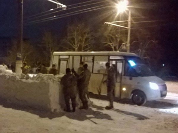 Необычное "боевое" задание": пьяный украинский командир приказал десантникам слепить остановку из снега