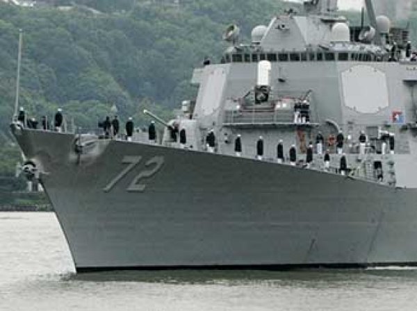 Военный корабль США обстрелял иранские катера
