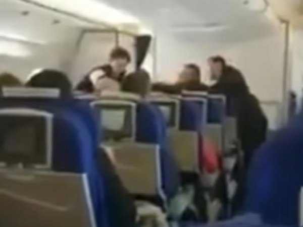 Россиянин устроил дебош в самолете из-за очереди в туалет (ВИДЕО)