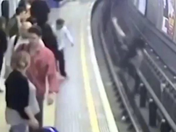 YouTube ВИДЕО: английский фанат толкнул поляка под поезд, отомстив "русским хулиганам с Евро-2016"