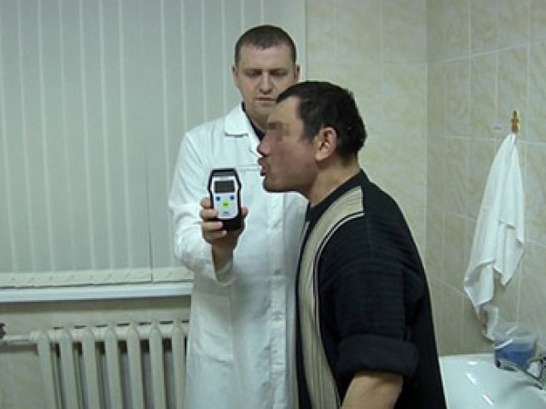 СМИ: пьяный житель Челябинска сломал алкотестер в вытрезвителе своим дыханием (ВИДЕО)
