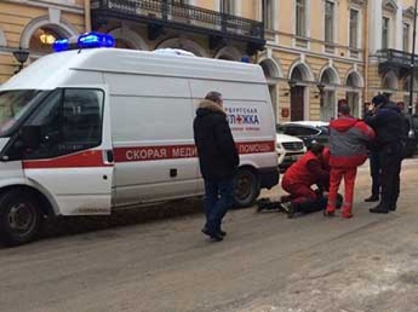В Петербурге водитель роскошной иномарки с ножом напал на экипаж "скорой"