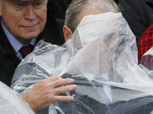 Борьба Буша-младшего с дождевиком стала главной темой для шуток в Сети (ФОТО)