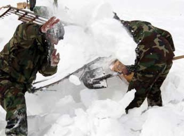 Семь военных погибли из-за схода лавины в Казахстане