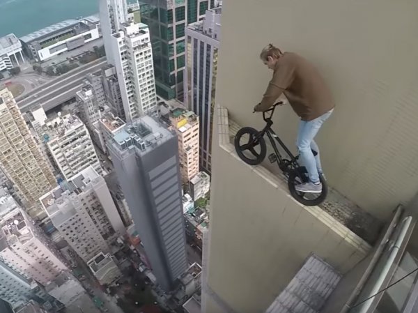 YouTube шокирован ВИДЕО заезда руфера на велосипеде по небоскребу в Гонконге