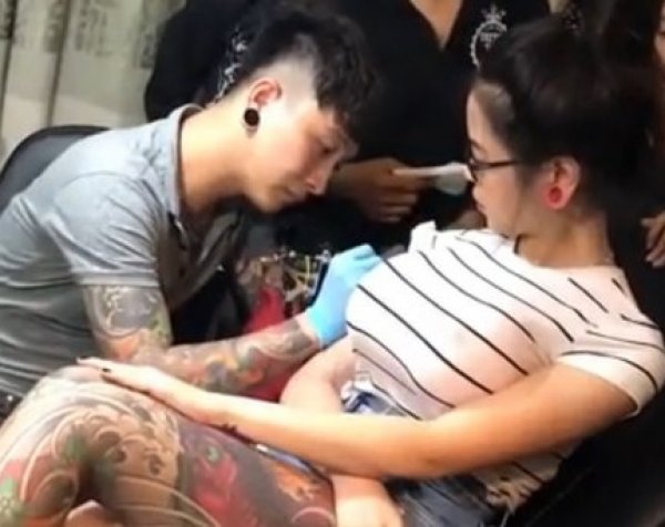 YouTube ВИДЕО: огромная грудь азиатки лопнула при нанесении тату