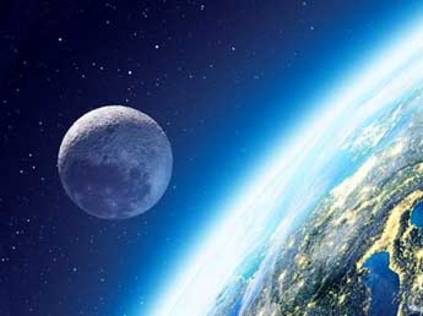Ученые назвали срок, когда Луна упадет на Землю