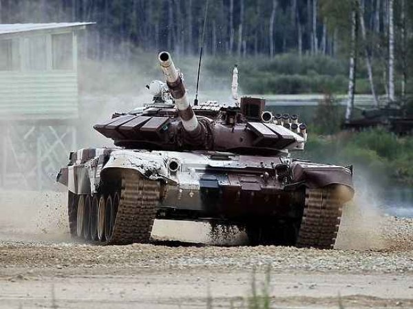 Песков прокомментировал поставку танков ополченцам Донбасса