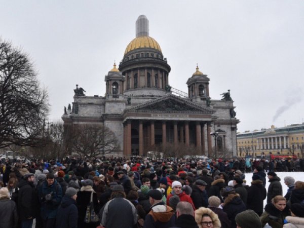 В Санкт-Петербурге активисты взяли в живое кольцо Исаакиевский собор (ФОТО)