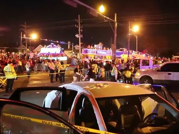 В Новом Орлеане автомобиль протаранил толпу зрителей на параде: десятки пострадавших (ВИДЕО)