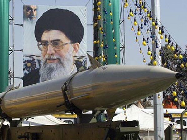 Иран пригрозил обрушить на врагов "град ревущих ракет" после санкций США