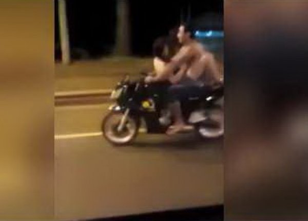 YouTube ВИДЕО: секс на мотоцикле во время движения "взорвал" Сеть