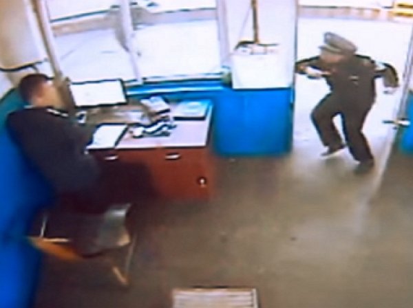 YouTube ВИДЕО: полицейский успел спастись за секунду до тарана фурой