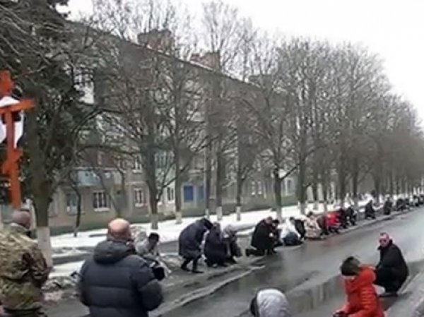 В Краматорске местные жители встали на колени на похоронах добровольца АТО (ВИДЕО)