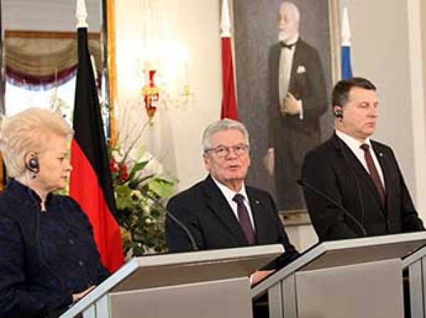 В резиденции главы Латвии на встрече с лидерами ФРГ, Литвы и Эстонии рухнула люстра