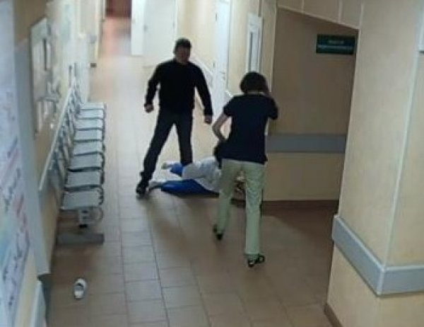 YouTube шокирован ВИДЕО жуткого избиения пациентом врачей в больнице Новгорода