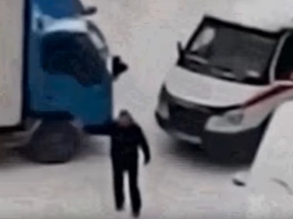 В Новосибирске водитель грузовика отказался пропускать "скорую" с пациентом (ВИДЕО)