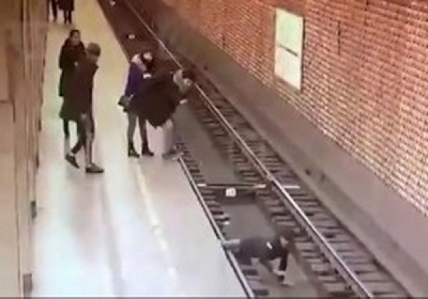 YouTube ВИДЕО: в питерском метро парня толкнули прямо под поезд