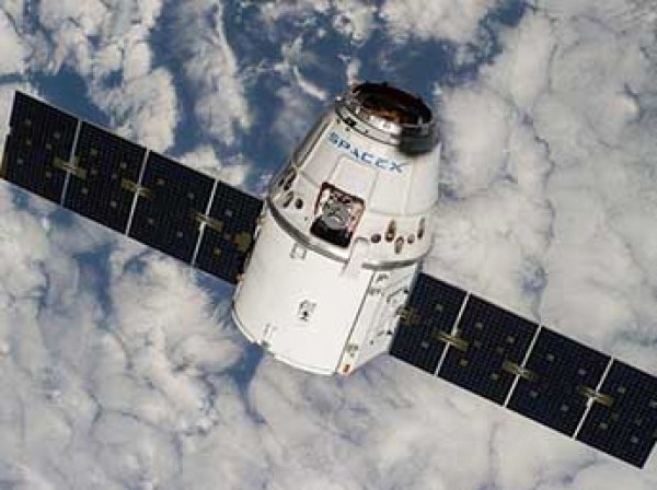 Космический грузовик SpaceX Dragon не смог состыковаться с МКС