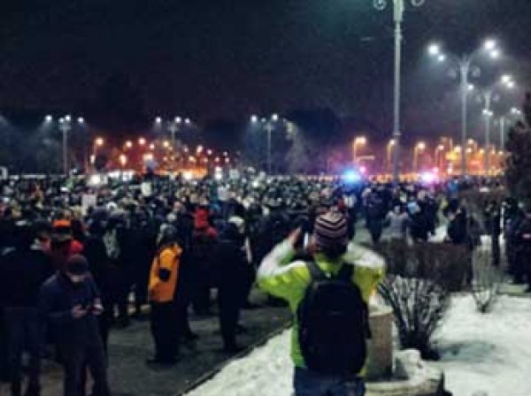 Сотни тысяч человек вышли в Румынии на антиправительственные акции протеста (ВИДЕО)