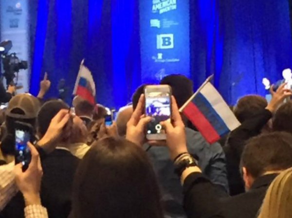 СМИ: противники Трампа пытались устроить провокацию с помощью российских флажков (ФОТО)