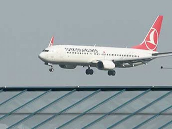 В аэропорту Стамбула самолет с пассажирами протаранил автобус