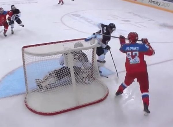 Российский хоккеист забросил шайбу на Универсиаде в стиле Гранлунда (ВИДЕО)