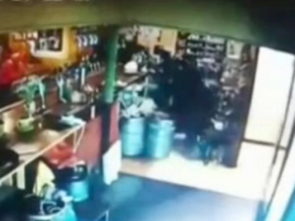 YouTube ВИДЕО: украинский военный взорвал гранату в кафе, хвастаясь перед друзьями