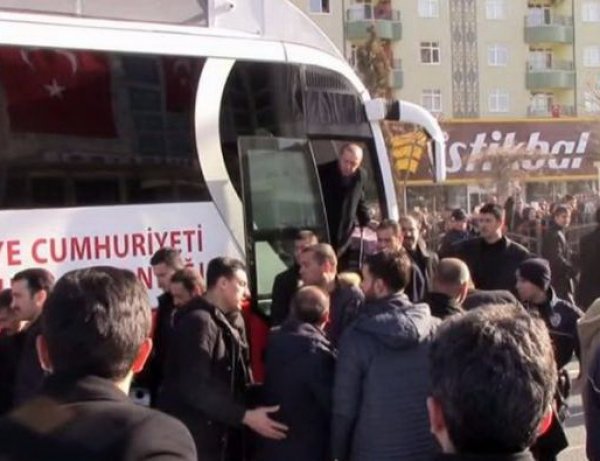 Эрдоган лично помогал охраннику, попавшему под автобус