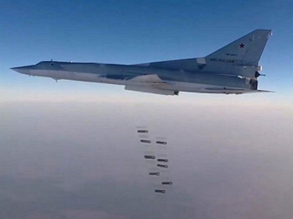 Российские бомбардировщики нанесли удар по складам ИГИЛ