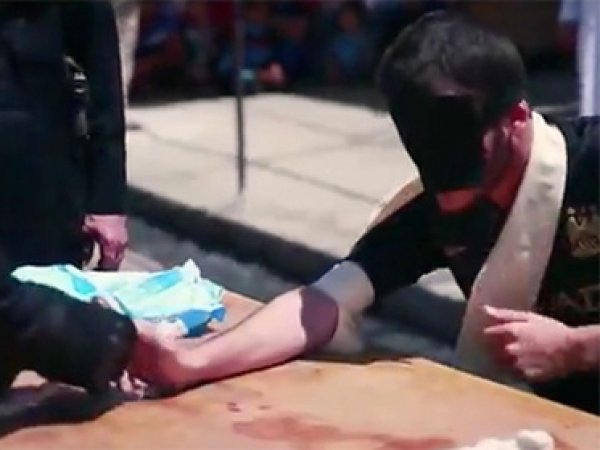 Боевики ИГИЛ отрубили руки двум мальчикам за отказ казнить пленных