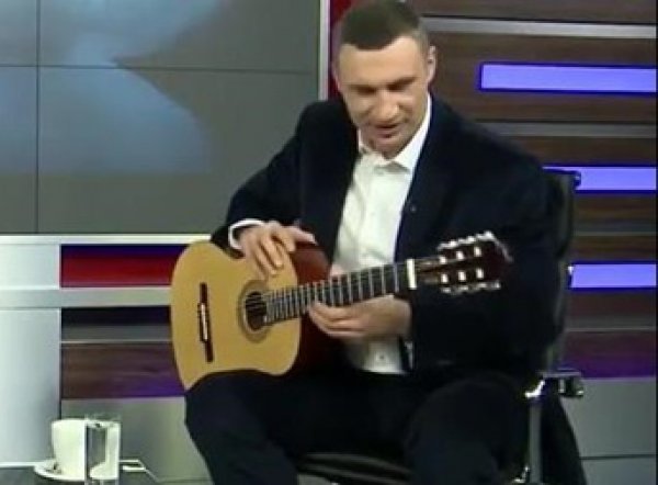 YouTube ВИДЕО: Виталий Кличко опозорился в прямом эфире игрой на гитаре