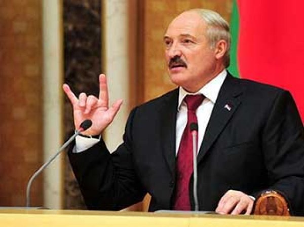 Лукашенко сбежал в Россию на фоне протестов "тунеядцев"