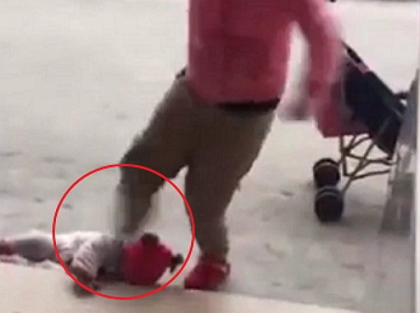 YouTube шокировало ВИДЕО, как мать зверски избила своего младенца ногами