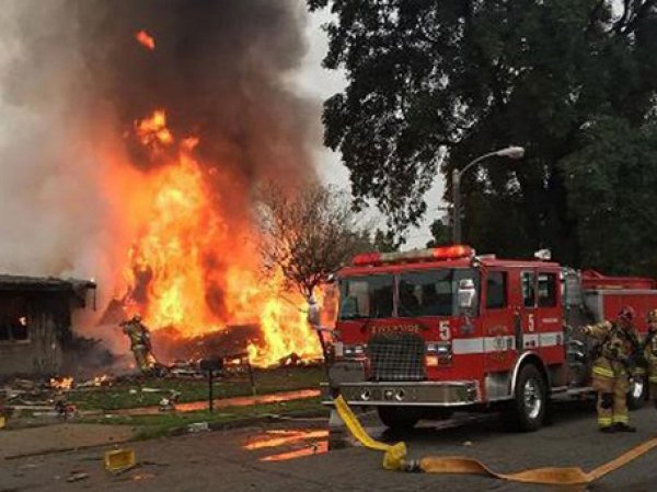 В Калифорнии на дома упал самолет: есть погибшие (ФОТО, ВИДЕО)
