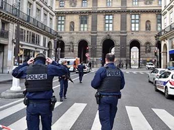 Теракт в Париже: мужчина с мачете напал на охранника Лувра (ФОТО)