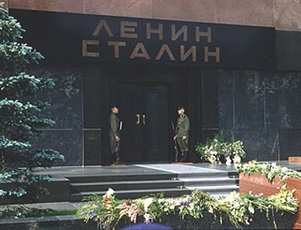 В Сети появилось уникальное ФОТО переноса тела Сталина в Мавзолей