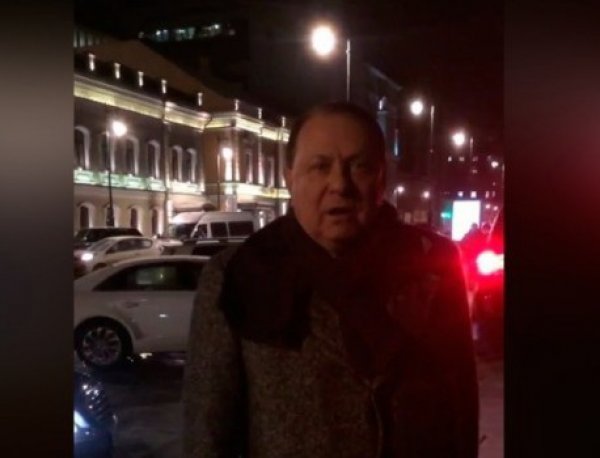 «Ты ничтожный, несчастный мальчик»: в Москве директор "Ленкома" напал на пешехода (ВИДЕО)