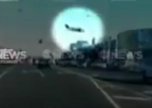 На YouTube попало ВИДЕО падения самолета на торговый центр в Мельбурне