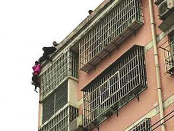 YouTube ВИДЕО: мужчина за волосы удержал жену от падения с 20-метровой высоты