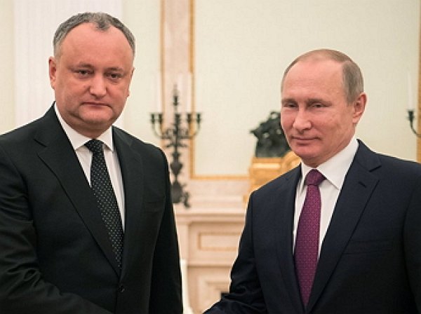 "Мое же мне привезли": Додон подарил Путину его же вино