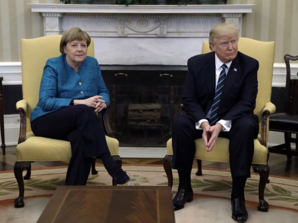 В Белом доме объяснили, почему Трамп не стал пожимать руку Меркель