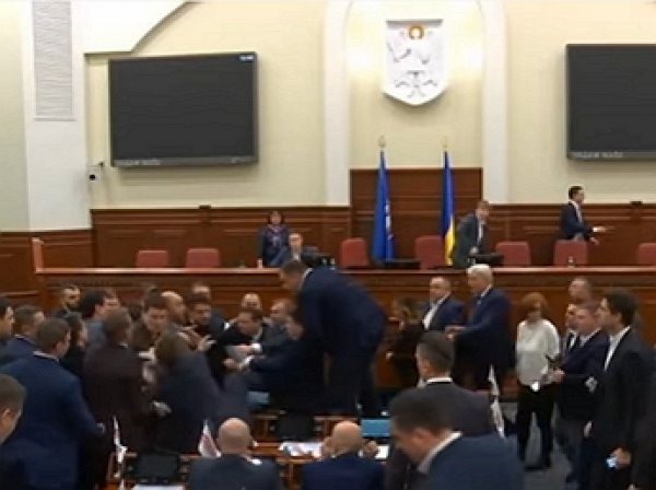 Киевские депутаты подрались после предложения вынести Кличко «вперёд ногами»