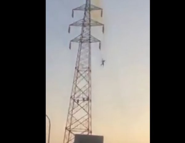 YouTube ВИДЕО: мужчина выжил после удара током в 30 000 вольт и падения с 30 метров!