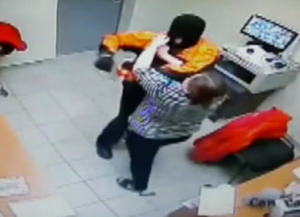 YouTube ВИДЕО: кассир супермаркета избила вооруженного пистолетом грабителя