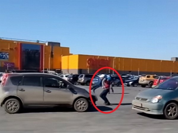YouTube ВИДЕО: иркутская силачка проучила автохама, закинув его в багажник