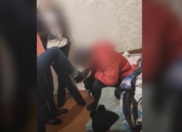YouTube ВИДЕО: пьяные школьницы избили одноклассника на 8 марта