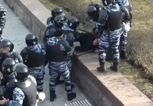 YouTube ВИДЕО: ОМОНовцы избивают ногами протестующего в Москве