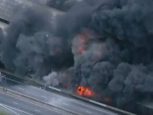 В США из-за страшного пожара обрушился автомобильный мост (ФОТО, ВИДЕО)